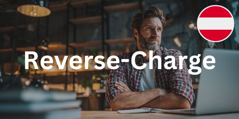 älterer unternehmer arbeitet am laptop in modernem, minimalistischem arbeitsbereich, natuerliches licht, warme atmosphaere, realistische fotografie, professionelle aber gemuetliche stimmung