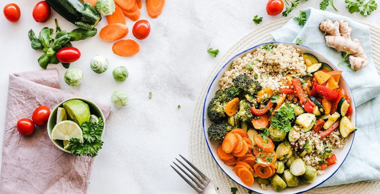 Ein Bowl-Gericht mit Zutaten mit hoher Qualität