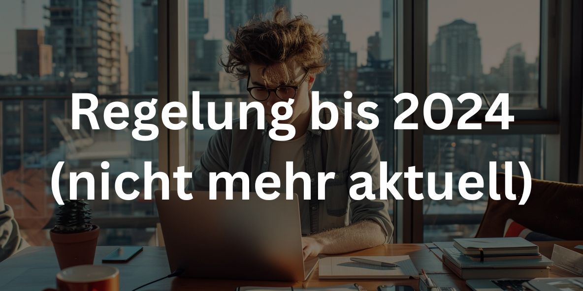 Junger Unternehmer mit Laptop am Schreibtisch im Homeoffice, konzentrierter junger Mann mit Brille und unordentlichem Haar, lässiges Hemd, unordentlicher Schreibtisch mit Notizbüchern, Kaffeetasse und Smartphone, moderne Wohnung mit großen Fenstern und Stadtblick, gemütliche und produktive Atmosphäre mit warmem Tageslicht.