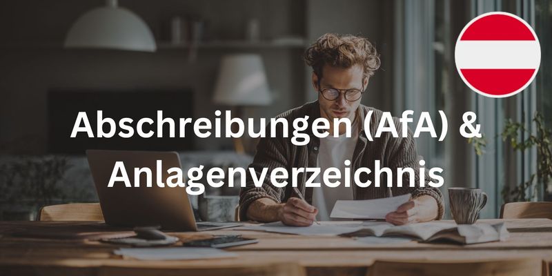 Junger Mann arbeitet im Homeoffice am Laptop mit Dokumenten auf dem Tisch. Modernes Wohnzimmer im Hintergrund, Symbolbild für Online-Arbeit und Fernunterricht. Im Vordergrund ist eine Österreich-Flagge und der Titel 'Abschreibungen (AfA) & Anlagenverzeichnis' zu sehen.
