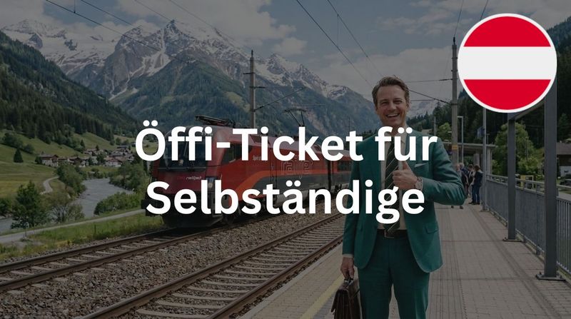 Unternehmer im grünen Anzug mit Aktenkoffer am Bahnsteig vor einem ÖBB Railjet und österreichischen Bergen, mit österreichischer Flagge und dem Schriftzug 'Öffi-Ticket für Selbständige'