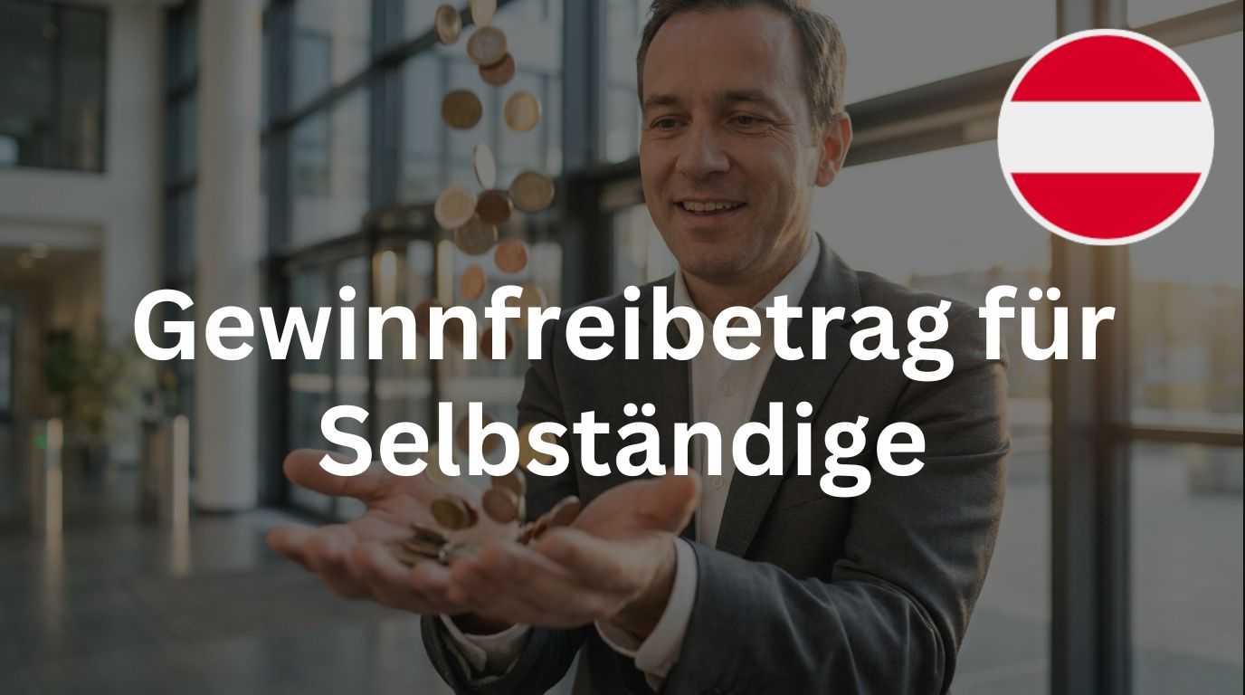 Authentisches Foto eines lächelnden Unternehmers im Anzug, der mit offenen Händen herabfliegende Euro-Münzen auffängt, Symbol für den Gewinnfreibetrag.