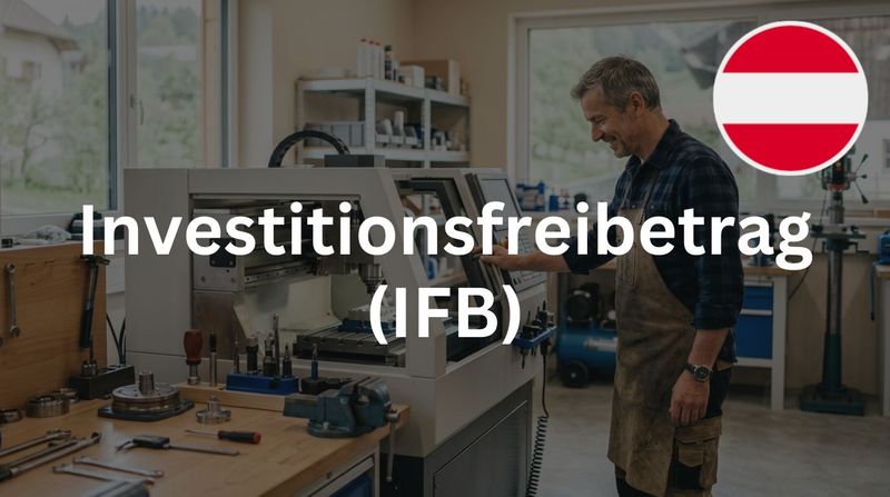 Unternehmer in Arbeitskleidung begutachtet zufrieden eine neu angeschaffte Maschine in einer Werkstatt, Symbol für eine Investition mit Investitionsfreibetrag.