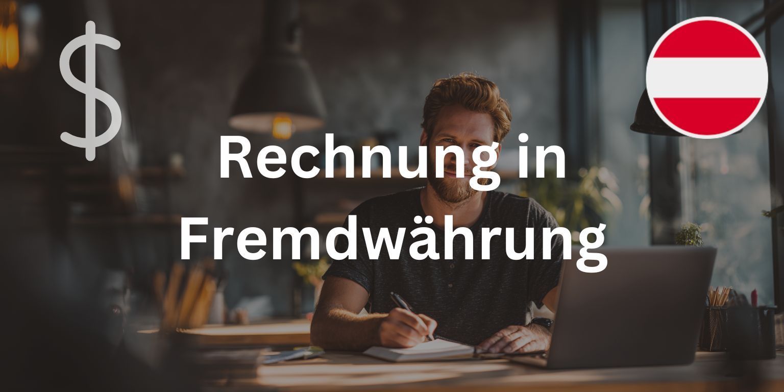Unternehmer lächtelt in Kamera mit Schriftzug 'Rechnung in Fremdwährung', Österreich-Flagge und Dollar-Symbol.